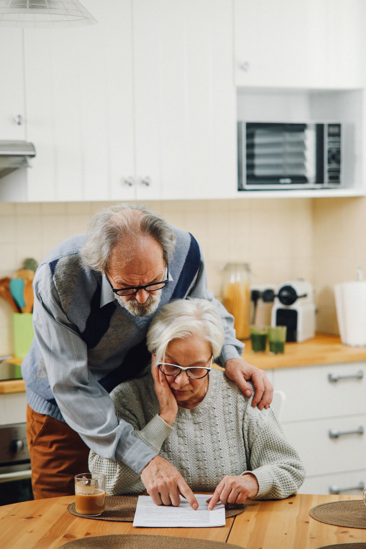 Pareja leyendo juntos las condiciones de un plan de ahorro a largo plazo